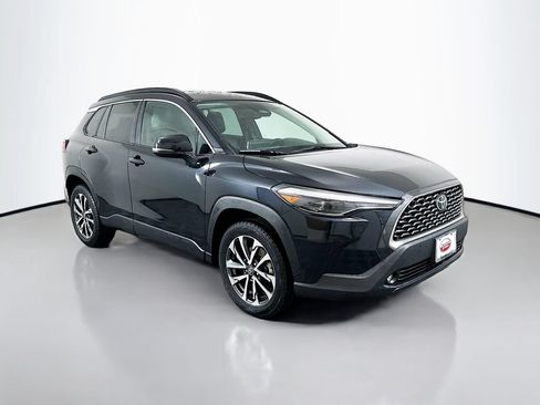 Certified 2025 Toyota Corolla Cross XLE FWD image 3