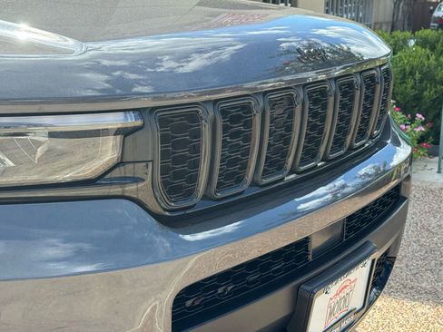 Used 2023 Jeep Grand Cherokee L Laredo image 2