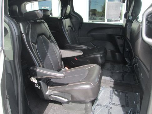 Used 2025 Chrysler Pacifica Select FWD image 13