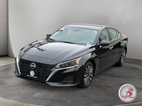 Used 2025 Nissan Altima 2.5 SV FWD image 3
