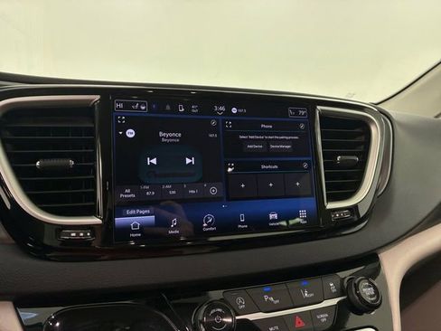 Used 2024 Chrysler Pacifica Touring-L image 26