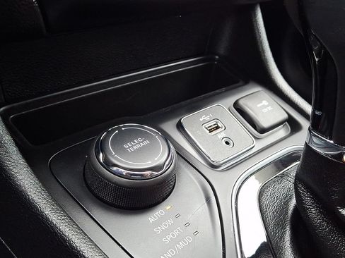 Used 2020 Jeep Cherokee Latitude Plus AWD/4WD image 23