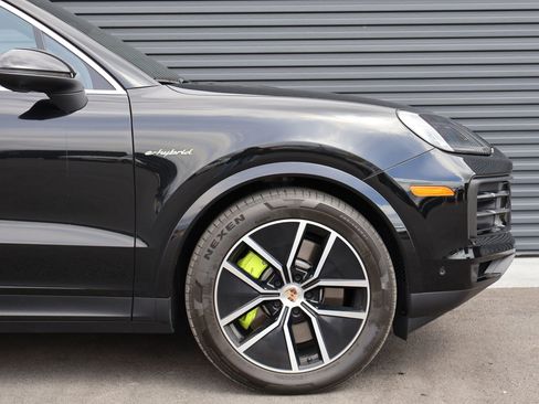 Certified 2025 Porsche Cayenne E-Hybrid AWD/4WD image 13