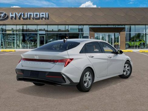 New 2026 Hyundai Elantra SE FWD image 4