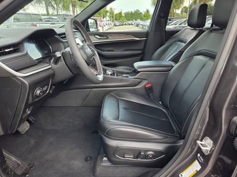 Certified 2025 Jeep Grand Cherokee Limited w/ Black Appearance Package RWD image 3
