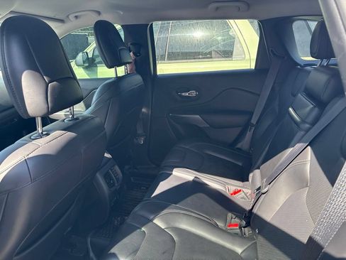 Used 2019 Jeep Cherokee Limited AWD/4WD image 12