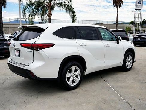 Used 2023 Toyota Highlander LE AWD/4WD image 4
