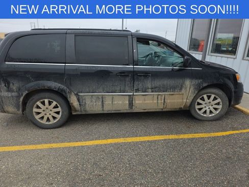 Used 2014 Chrysler Town & Country Touring image 9