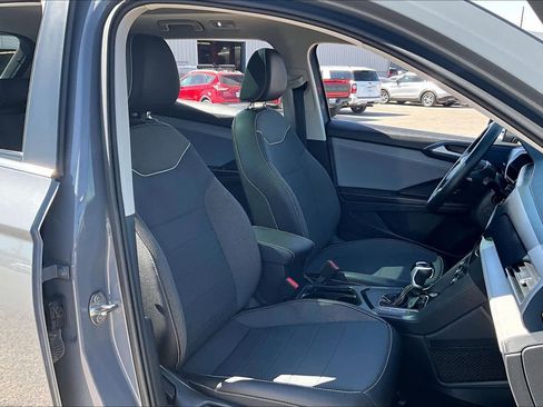 Used 2024 Volkswagen Taos SE w/ Panoramic Sunroof Package image 9