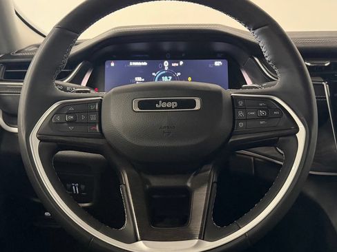 Used 2023 Jeep Grand Cherokee Limited w/ Black Appearance Package AWD/4WD image 16
