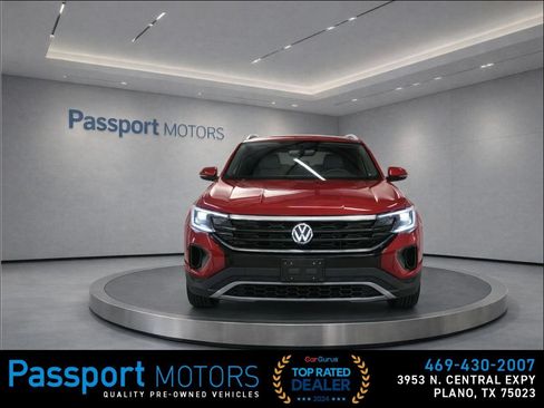 Used 2025 Volkswagen Atlas Cross Sport SE w/ Panoramic Sunroof Package AWD/4WD image 2