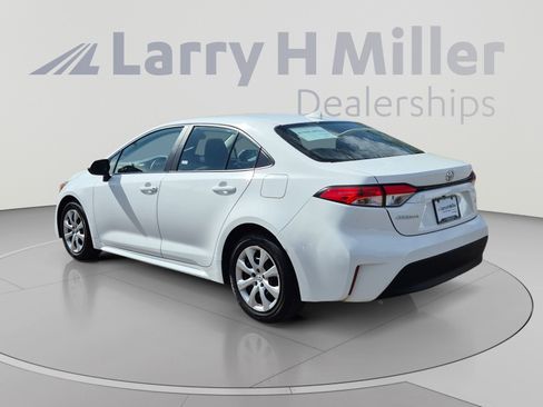 Used 2025 Toyota Corolla LE FWD image 3