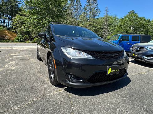 Used 2019 Chrysler Pacifica Touring-L w/ S Appearance Package FWD image 13