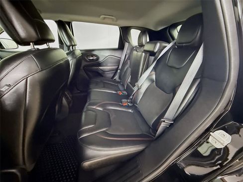 Used 2022 Jeep Cherokee Trailhawk image 11