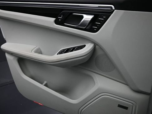 Certified 2025 Porsche Macan AWD/4WD image 25
