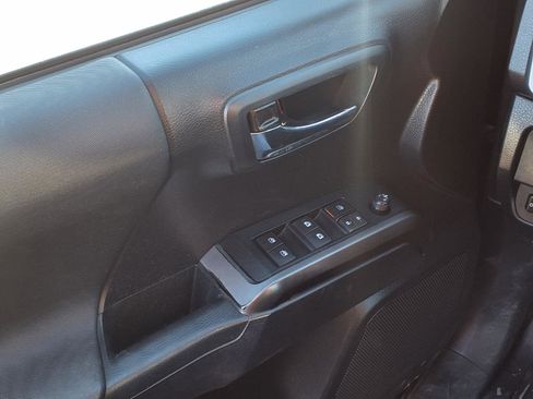 Used 2019 Toyota Tacoma TRD Off-Road w/ Technology Package image 11