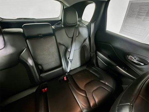 Used 2020 Jeep Cherokee Latitude Plus image 14