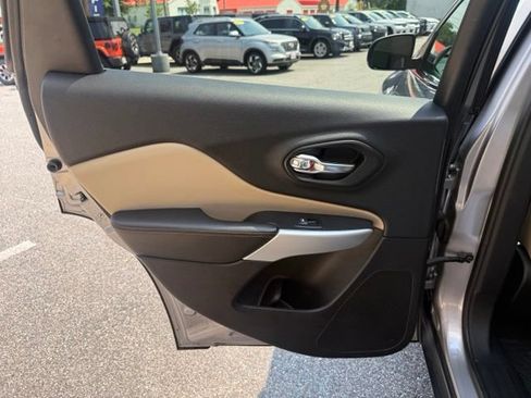 Used 2018 Jeep Cherokee Limited w/ Luxury Group AWD/4WD image 35
