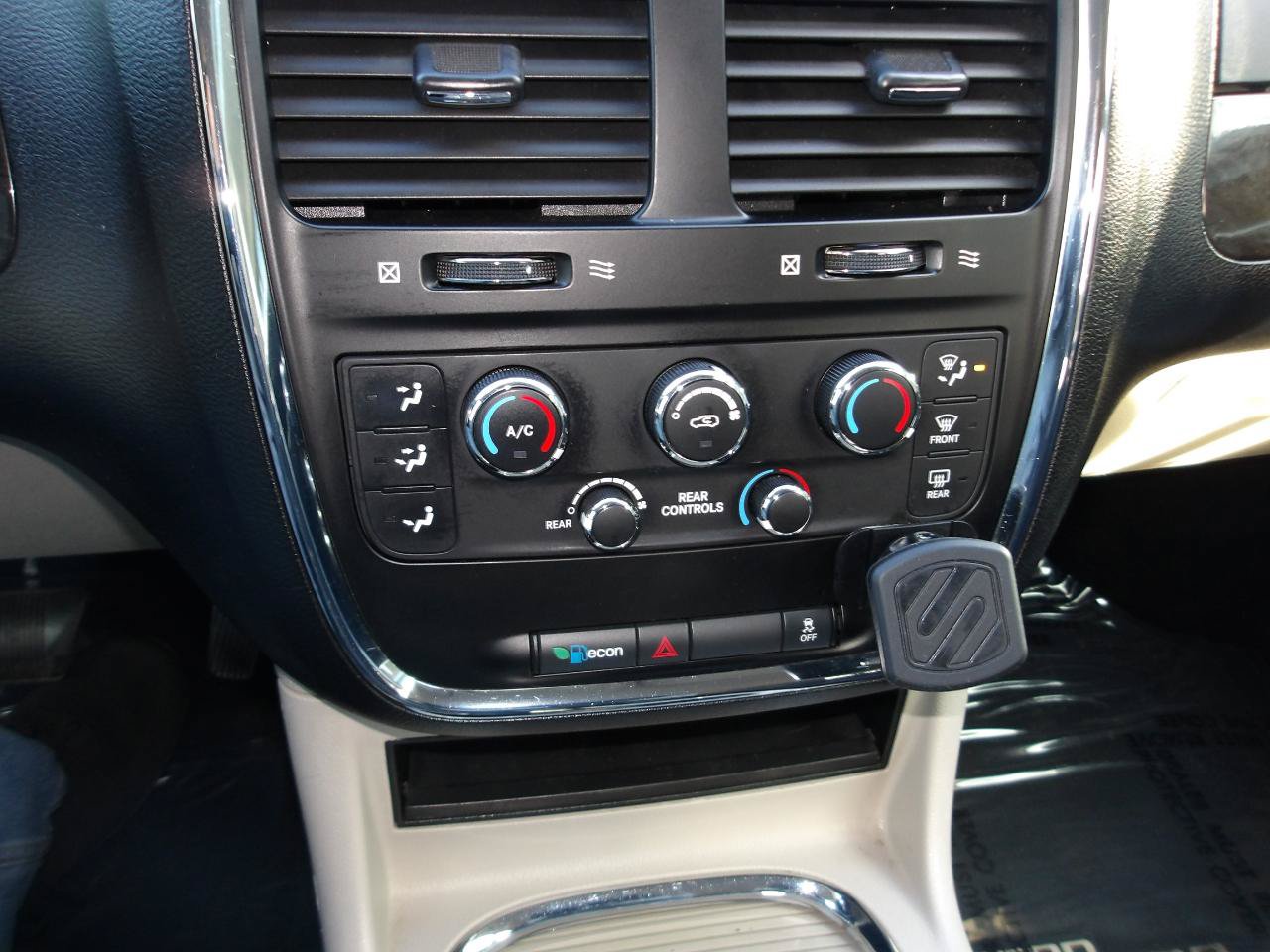 Used 2012 Dodge Grand Caravan SXT FWD image 20