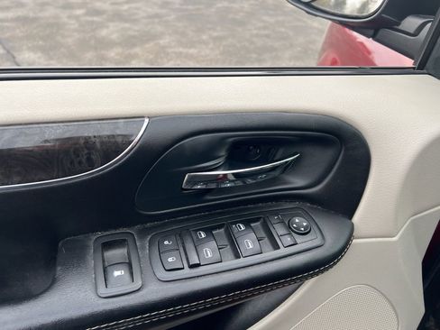 Used 2014 Chrysler Town & Country Touring w/ Trailer Tow Group image 8