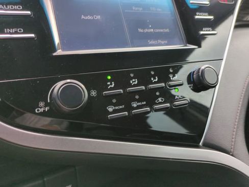 Used 2018 Toyota Camry LE image 25