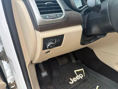 Used 2018 Jeep Grand Cherokee Laredo AWD/4WD image 22