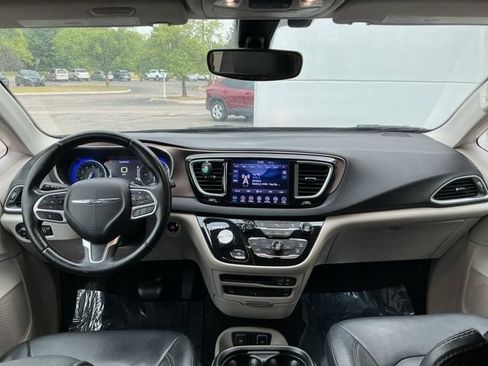 Used 2018 Chrysler Pacifica Touring-L Plus FWD image 2