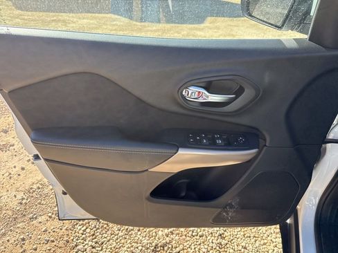 Used 2017 Jeep Cherokee Latitude w/ Cold Weather Group image 12