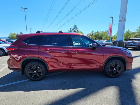 Used 2021 Toyota Highlander XLE AWD/4WD image 6
