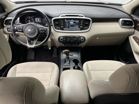 Used 2017 Kia Sorento AWD w/ LX Convenience Package image 4
