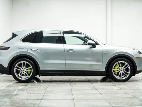 Used 2023 Porsche Cayenne w/ Premium Package AWD/4WD image 7