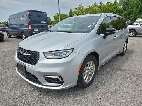 Used 2024 Chrysler Pacifica Touring-L FWD image 3