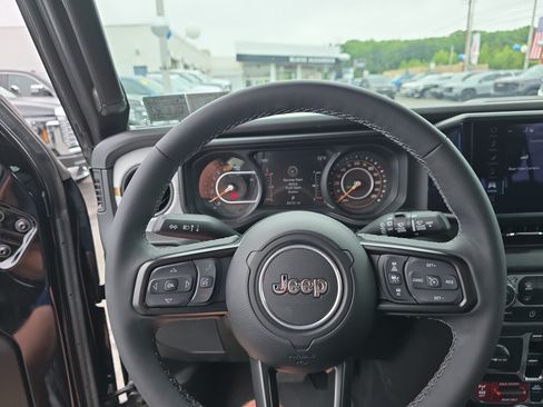 Used 2025 Jeep Wrangler Willys AWD/4WD image 17