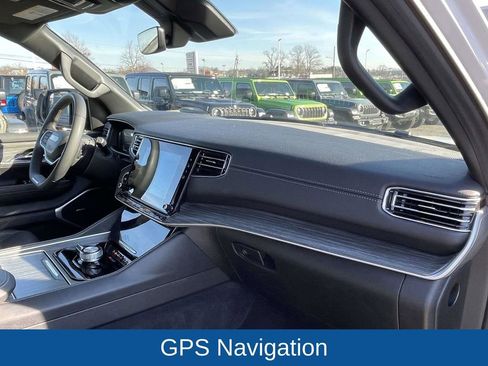 Certified 2024 Jeep Wagoneer Series II w/ Flexible Seating Group image 15