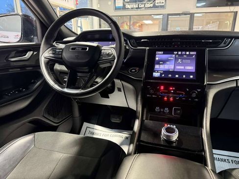 Used 2023 Jeep Grand Cherokee L Laredo image 21