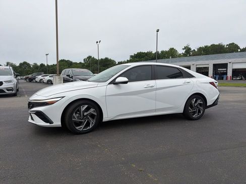 Used 2024 Hyundai Elantra SEL w/ Convenience Package FWD image 10