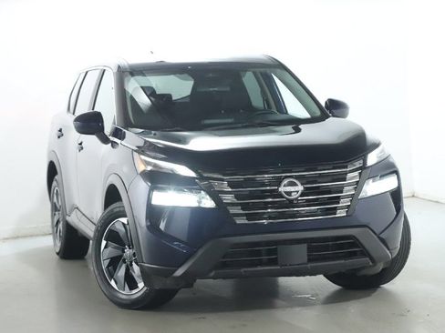 Used 2024 Nissan Rogue SV FWD image 2