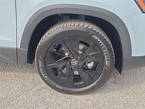 New 2026 Volkswagen Taos SE FWD image 3