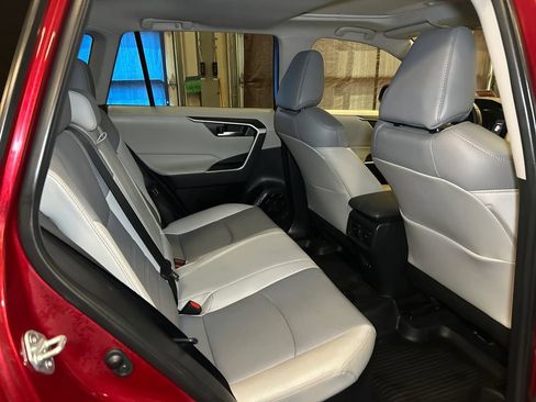 Used 2021 Toyota RAV4 XLE Premium AWD/4WD image 18