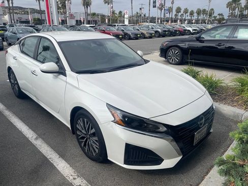Used 2023 Nissan Altima 2.5 SV FWD image 2