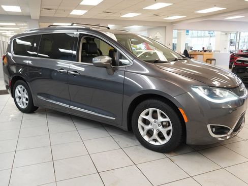 Used 2020 Chrysler Pacifica Limited FWD image 15