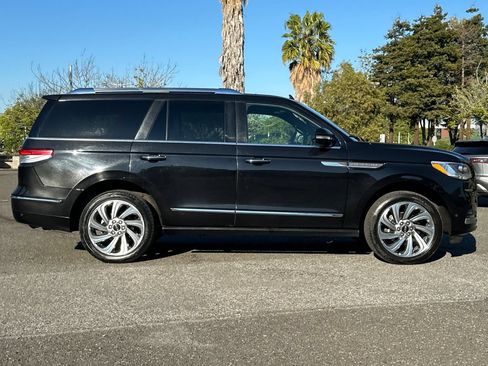 Used 2024 Lincoln Navigator Premiere AWD/4WD image 3