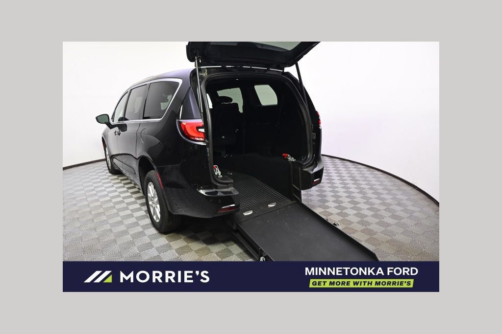 Used 2026 Chrysler Pacifica Select FWD image 1