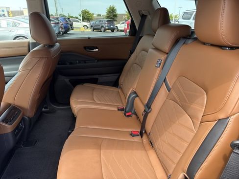 Certified 2025 Nissan Pathfinder Platinum w/ Cargo Package AWD/4WD image 6