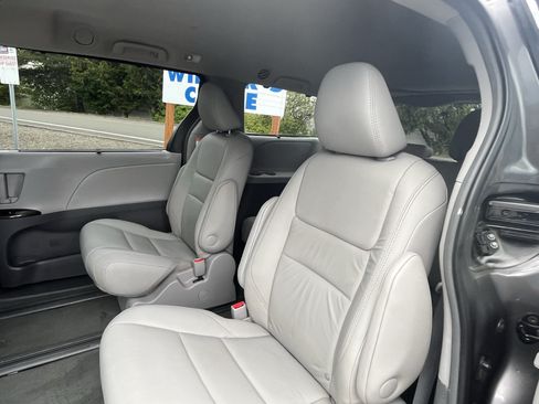 Used 2017 Toyota Sienna XLE w/ XLE Navigation Package AWD/4WD image 14