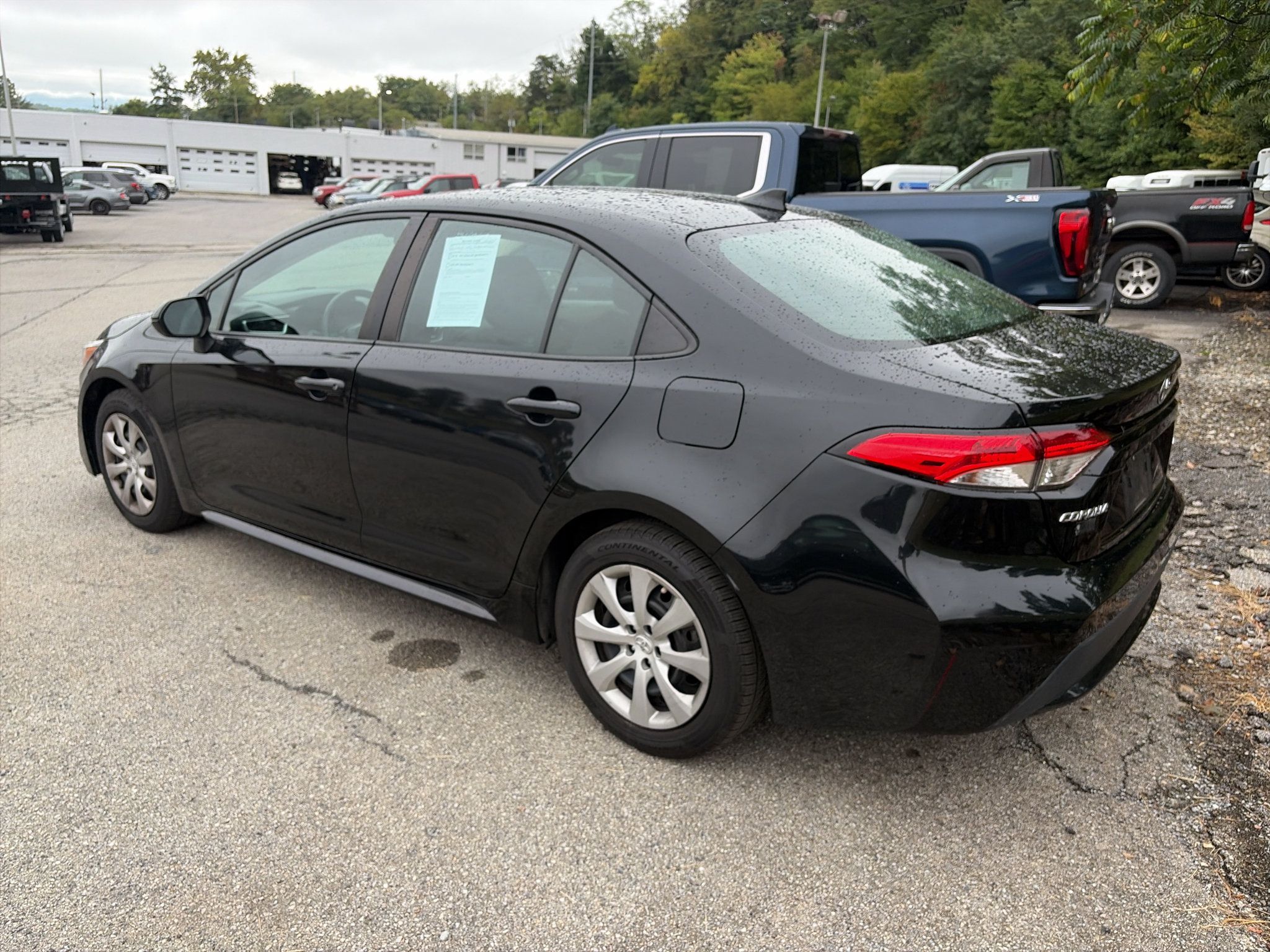 Used 2022 Toyota Corolla LE FWD image 2