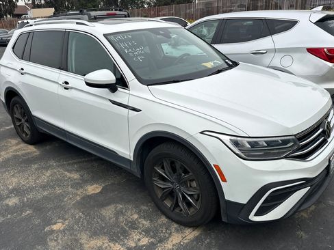 Used 2022 Volkswagen Tiguan SE w/ Panoramic Sunroof Package image 2