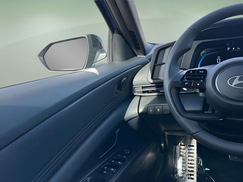 Used 2025 Hyundai Elantra Sport image 18