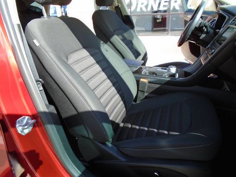 Used 2019 Ford Fusion SE FWD image 12