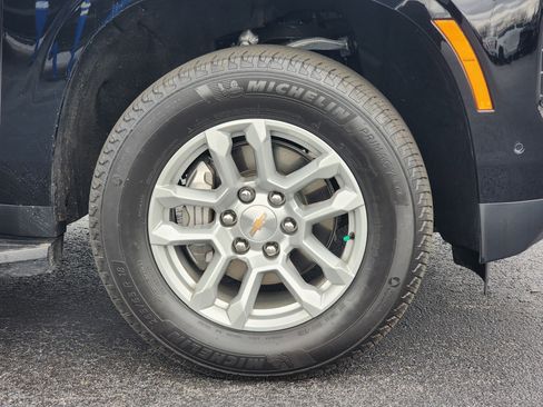 Used 2026 Chevrolet Suburban LT image 6